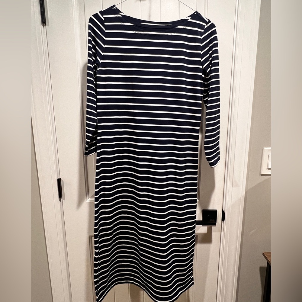 * New with tags* Vineyard Vines Navy and White Striped Coverup